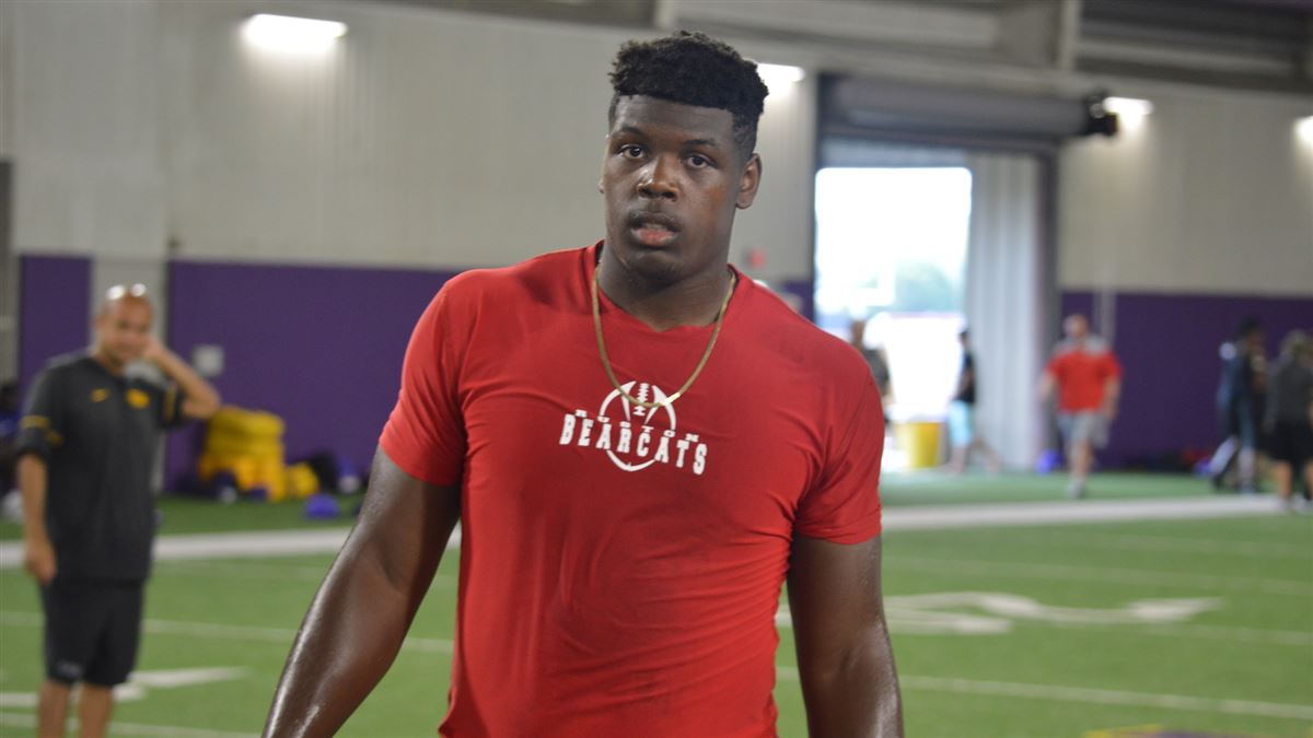 Sheadixon's tweet image. #LSU has landed a signature from Ruston's Ray Parker.

Tigers are getting the No. 6 player in Louisiana, No. 114 prospect nationally and the No. 12 offensive tackle prospect in the 2019 class. 247sports.com/college/lsu/Bo…