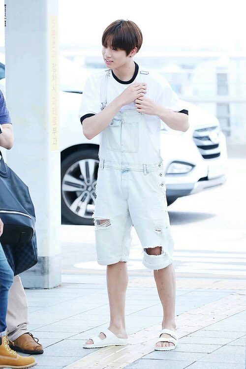 The first Birkenstock fan is our own Jungkookie, here shown in a fresh white pair of Arizona’s at the airport.