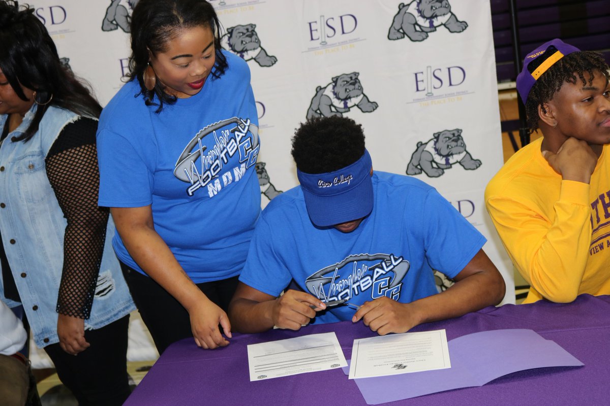 EvermanISD's tweet photo. Congratulations EHS 2019 National Signing Day-Makenzie Hollie signed with Cisco College #NationalSigningDay #Ciscocollege https://t.co/t1G3mqVd1T