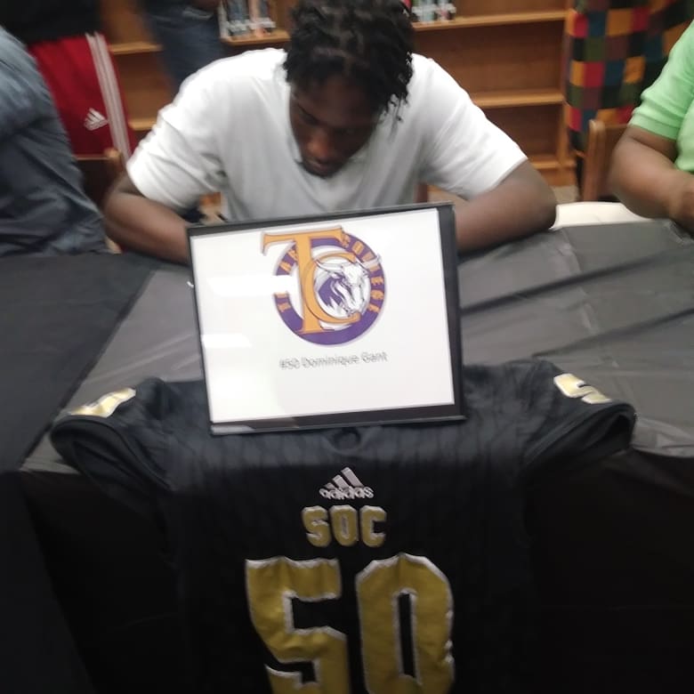 BerryBirden's tweet photo. I got a lot to prove not to many in the family can do what me and you can do we were born in an hard time and football was our way out I'm proud that you made it and I'm looking forward to sitting in the chain and signing mines trust in #TheProcess @dgant56  glad you made it fam https://t.co/BMzNjkY0sP
