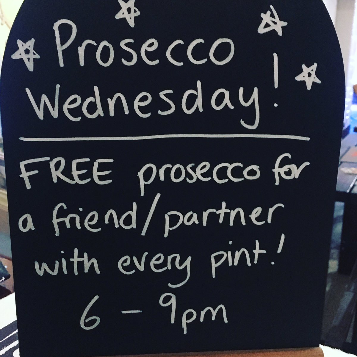 Free Prosecco, live blues from Jinda and pies? What more could anyone need from a Wednesday? #Beeston #Nottingham #micropub #realale #livemusic #pie #prosecco