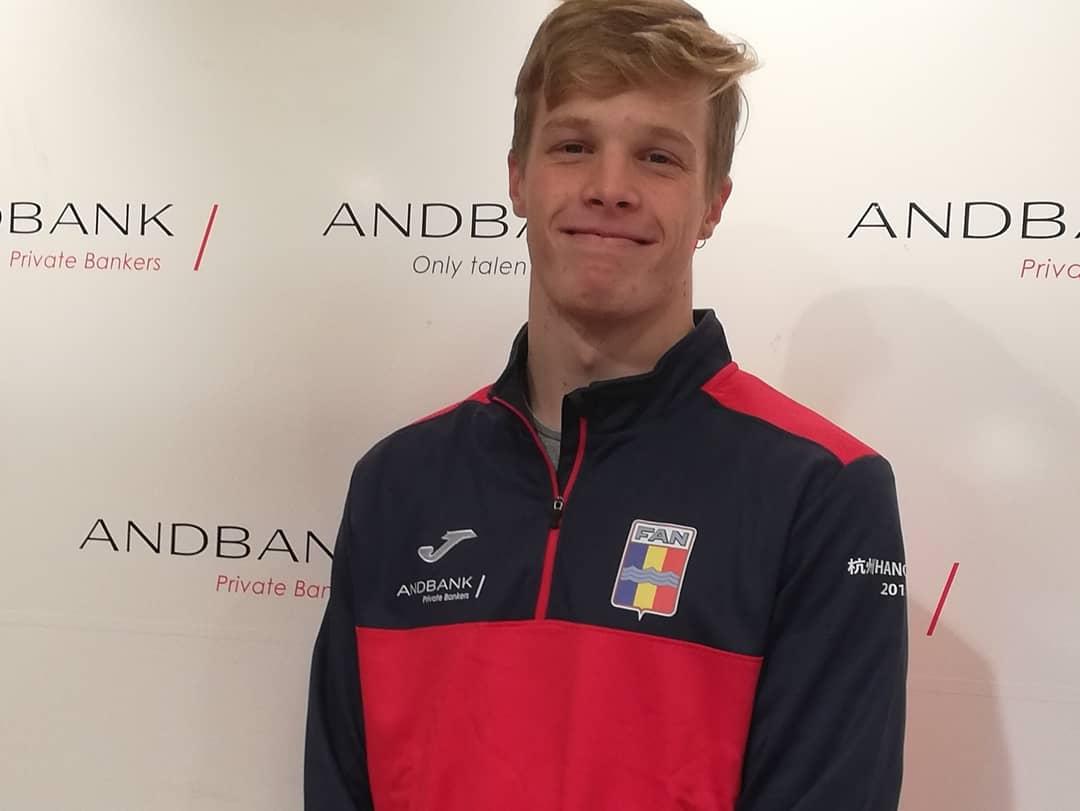 Bernat Lomero ha marxat aquest matí cap a Cleveland, Ohio 🇺🇲 becat per la FINA, per formar part del programa Scholarship durant 1 any. 
El Bernat es prepararà al centre d'entrenament FINA Spire Institut, sota les ordres de l'entrenador Thad Schultz. 
Gaudeix de l'experiència! 🏊‍♂️