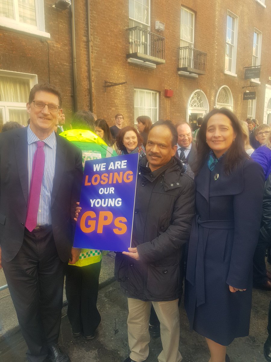 cathmartingreen's tweet photo. Fantastic turnout at today's @NAGPIrl protest. General practice in Ireland is in crisis. I fully support GPs call to reverse FEMPI #ReverseFempi #saveGP #GPprotest #GPcrisis https://t.co/xhRcpbhuC8