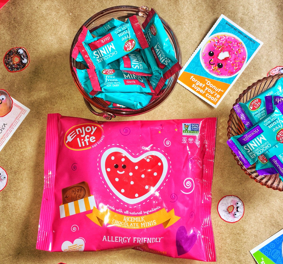 CeliacBeast's tweet photo. I'm celebrating #ValentinesDay early with @enjoylifefoods with this bourbon vanilla chocolate chip cookie #recipe and cute #Valentines treat cards! #AD https://t.co/7ySPkDZJ7z https://t.co/eTuWTrSHCr