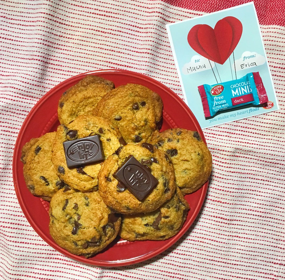 CeliacBeast's tweet photo. I'm celebrating #ValentinesDay early with @enjoylifefoods with this bourbon vanilla chocolate chip cookie #recipe and cute #Valentines treat cards! #AD https://t.co/7ySPkDZJ7z https://t.co/eTuWTrSHCr