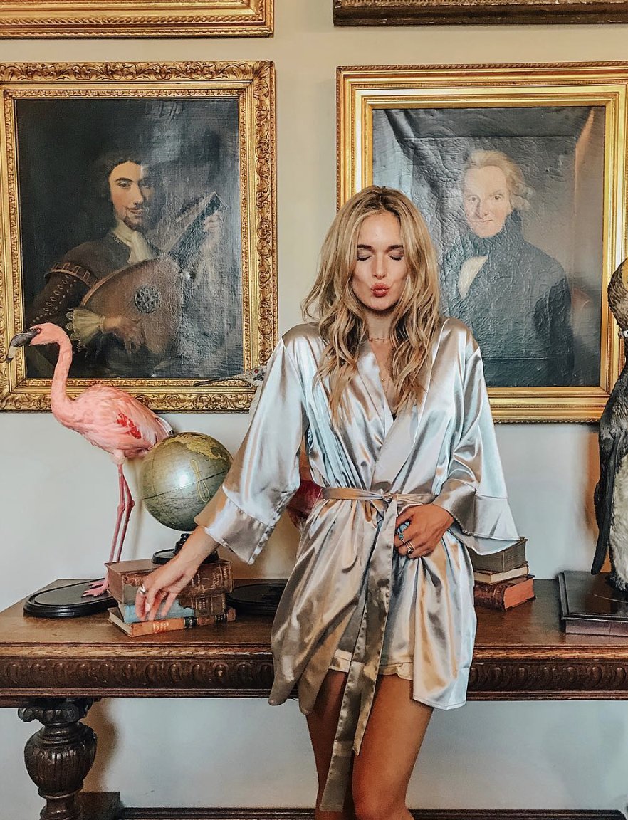 AynhoePark's tweet image. SETTLE IN // Repost from @naaomiross exploring the Aynhoe Dining Room. #aynhoepark #amoderngrandtour #diningroom #repost #ostrichlamp #cotswolds #oxfordshire