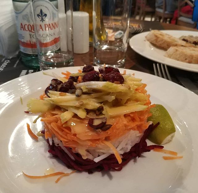 TheHHabits's tweet photo. Vitamins, vitamins, in love with vitamins 😍😋
#veggies 
#freshsalad 
#rawvegan 
#rawfood 
#healthiesthabits 
#bansko https://t.co/fZAPzwyveX