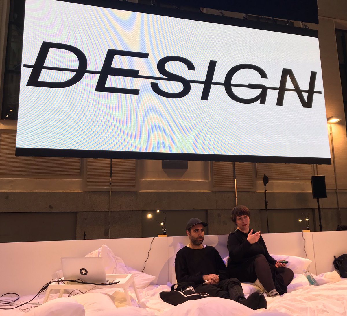 LaCasaEncendida's tweet photo. Segundo día de conferencias #DiseñoyRevolución con “Empujando el horizonte. El diseño como agente transformador de la industria”, con @lcleries, directora de #ELISAVAResearch (Barcelona). "Bienvenidos a este chill out del diseño". https://t.co/57VW2J2FvY