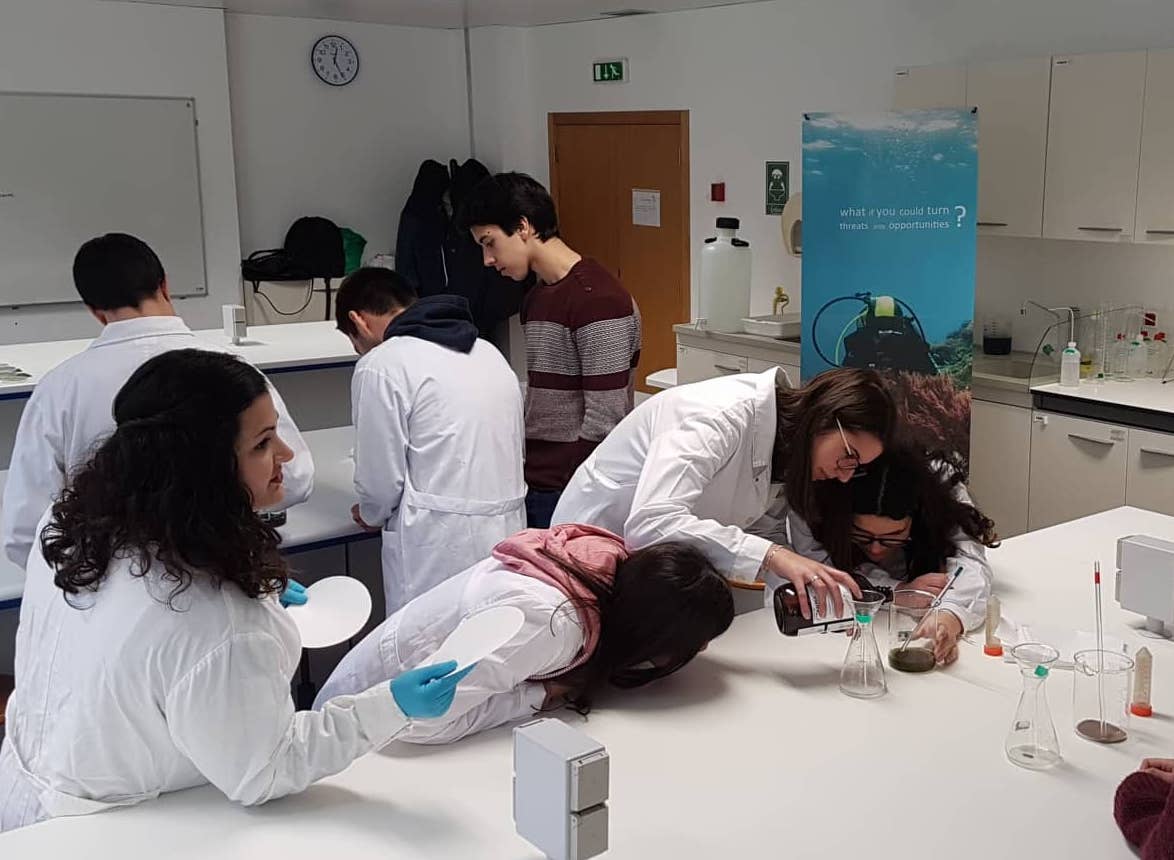 #BlueLabs <a href="/projectAMALIA/">AMALIA project</a> believes that #Knowledge is THE route to #protect #ourocean!

Today, at the Ocean Open Day, high-school students are learning about sustainability and #seaweed #biotech potential  - hands on style!

@EU_EASME <a href="/EU_MARE/">EU Maritime & Fish</a> <a href="/ESTM_IPL/">ESTM - POLITÉCNICO DE LEIRIA</a>