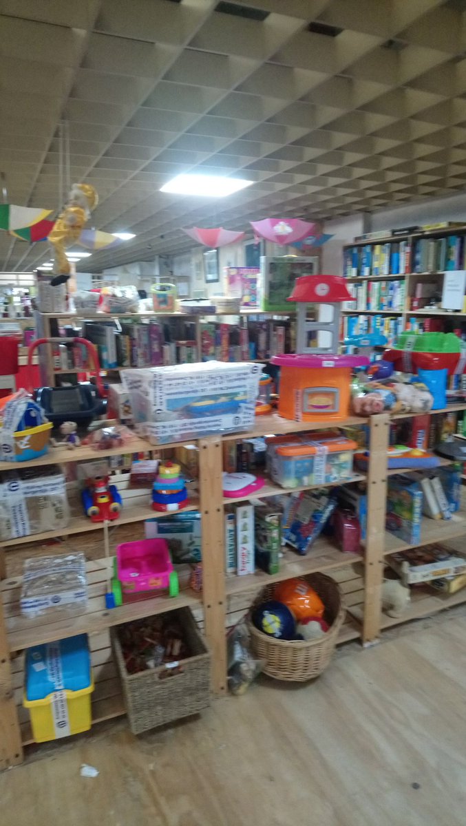 Wow wat een hoeveelheid speelgoed bij #tweedehands winkel Rataplan in Berkel! Kom op mensen, laten we minder nieuwe spullen kopen en meer tweedehands! 
<a href="/Rataplantweet/">RataPlan kringloopwinkel</a>