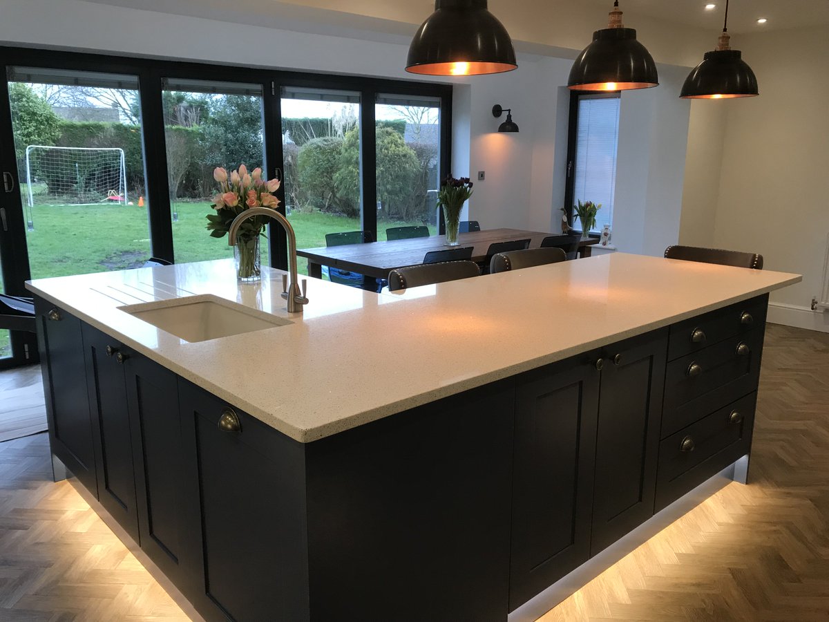 KihiniKitchen's tweet image. A well designed kitchen is so much more than just a kitchen, our latest happy customer with their #UK_manufactured @Masterclasskitc #kitchen &amp;amp; #Steambake @AEG_Global appliances. #Retford #kitchendesign #worksop @TLRetford