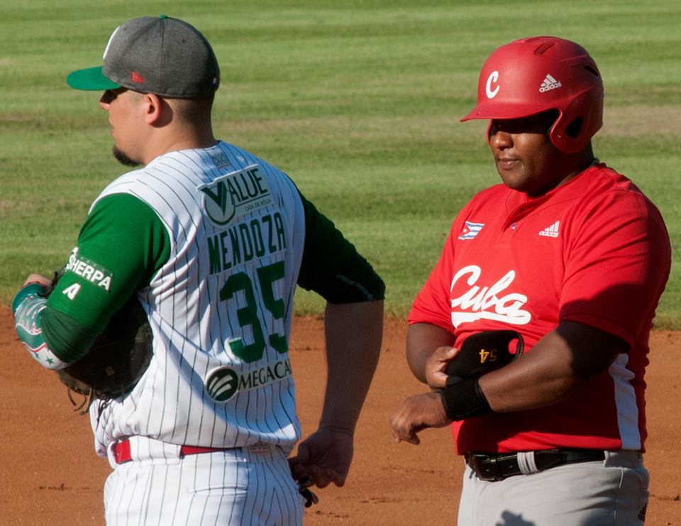 PrensaLatina_cu's tweet photo. #ENFOTOS || Primer triunfo de #Cuba en la #SerieDelCaribe2019 en #Panama2019 
#SERIEDELCARIBE
@seriedelcaribe_ @InderCuba @AntonioBecali 
@mlbcuba @MLB @LenadoresC https://t.co/Z6R9jy8BSb