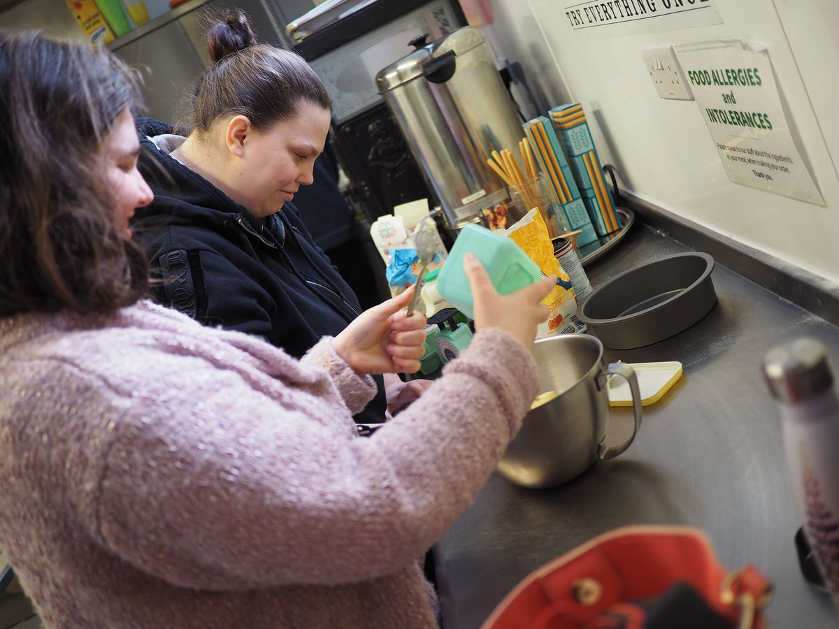gmyn's tweet photo. Today was the last #cooking session with our Manchester #careleavers.
We made pizzas, chips AND a victoria sponge for pud! 🍰
#YoungPeopleCan
#lifeskills
@comicrelief https://t.co/VVIh1cJsz2