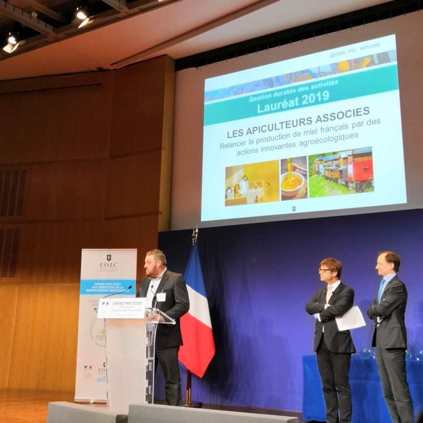 Florent Vacher, le président des Apiculteurs Associés reçoit le prix Gestion durable des activités. Leur objectif est de contribuer au repeuplement du cheptel de ruches en France #GPrixRSE