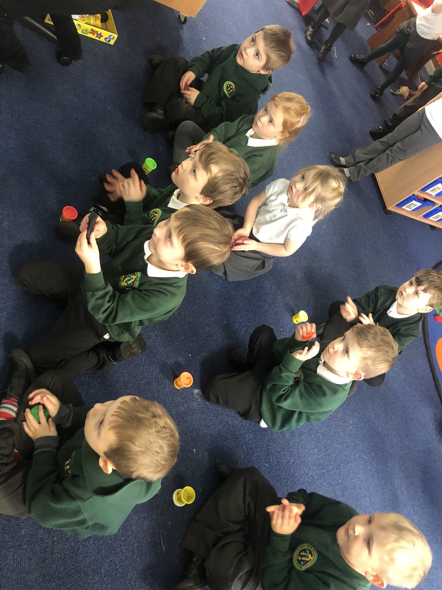 PenllergaerP's tweet photo. Helping our fine motor control by doing some ‘Dough Disco’ 💃🏽! #ppsrec #ppspd #ppshw https://t.co/UGbaiC1I3G