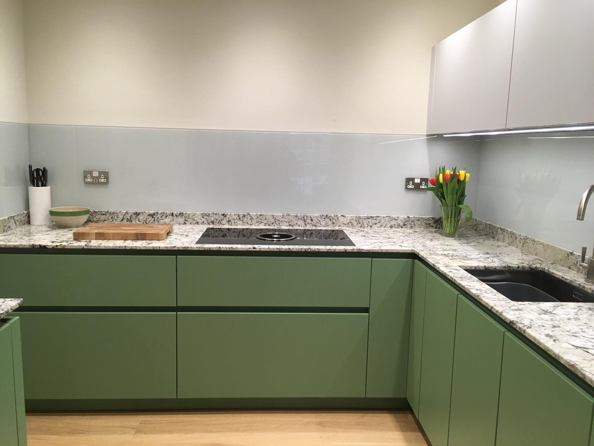 DInteriors_'s tweet image. Did you know that bespoke designs &amp;amp; clever solutions can maximise your kitchen space regardless of the size?

Clean lines &amp;amp; creative storage solutions minimise clutter, maximise space &amp;amp; also create a warm &amp;amp; inviting space.
design-interiors.com