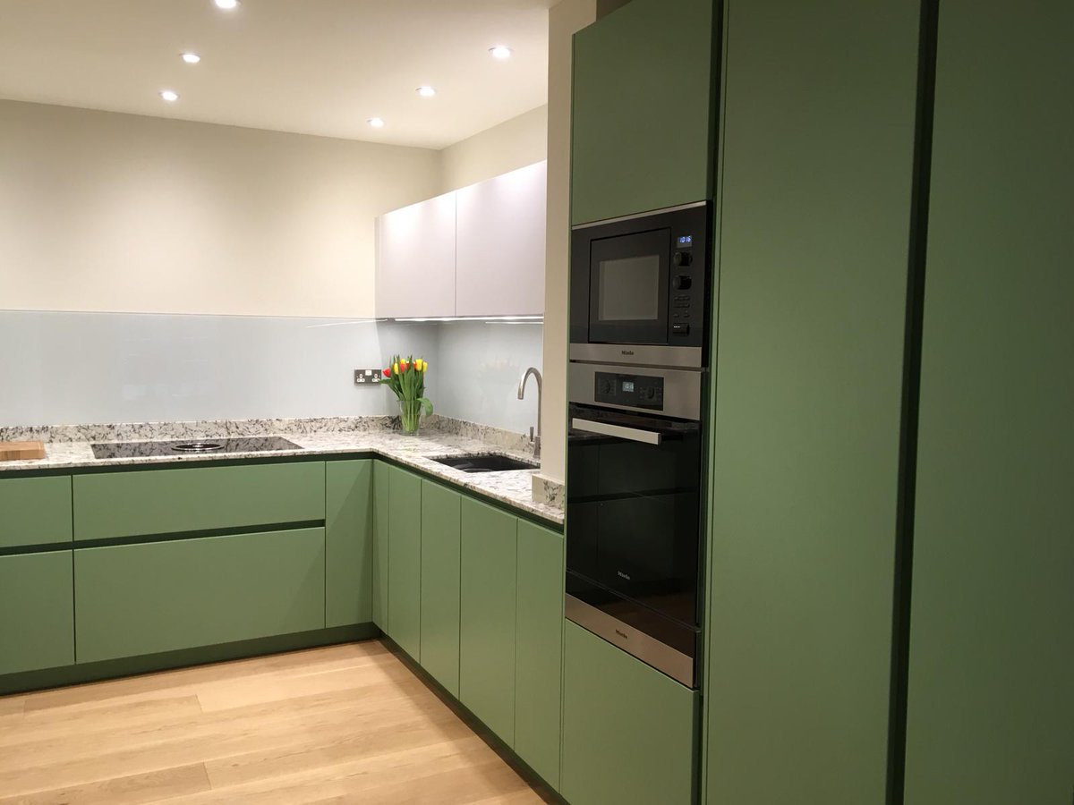 DInteriors_'s tweet image. Did you know that bespoke designs &amp;amp; clever solutions can maximise your kitchen space regardless of the size?

Clean lines &amp;amp; creative storage solutions minimise clutter, maximise space &amp;amp; also create a warm &amp;amp; inviting space.
design-interiors.com
