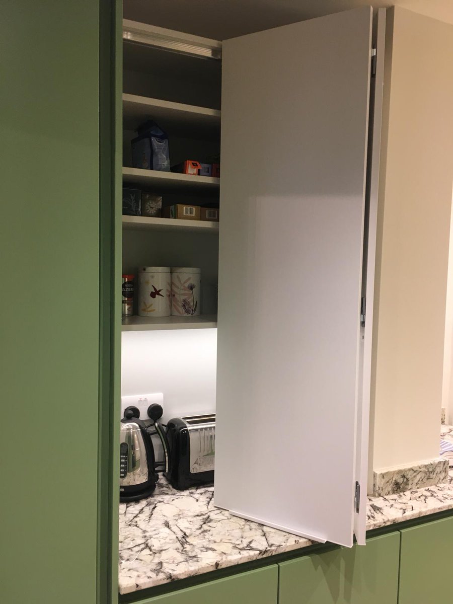 DInteriors_'s tweet image. Did you know that bespoke designs &amp;amp; clever solutions can maximise your kitchen space regardless of the size?

Clean lines &amp;amp; creative storage solutions minimise clutter, maximise space &amp;amp; also create a warm &amp;amp; inviting space.
design-interiors.com