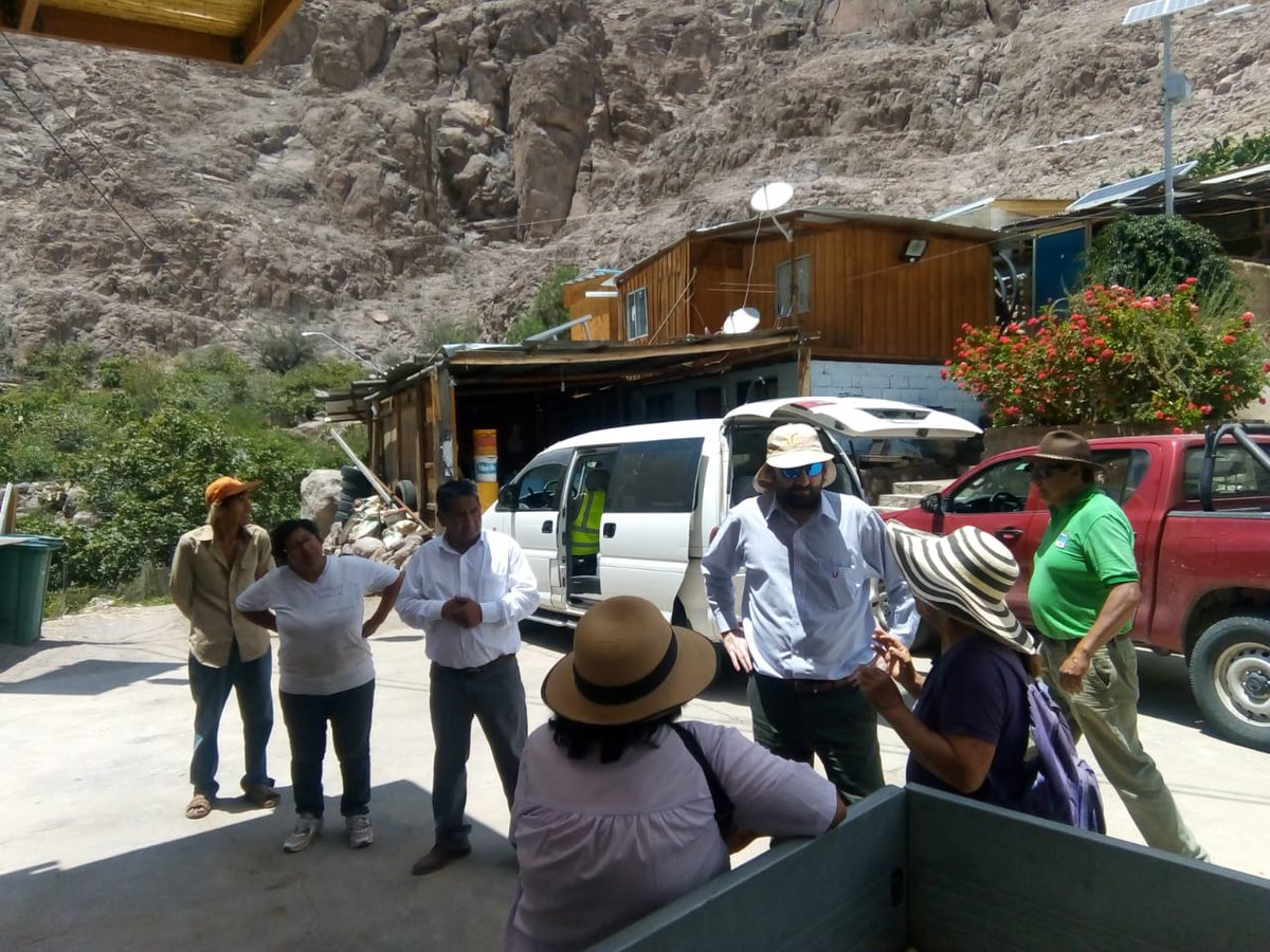 MinagriArica's tweet photo. En el #ValleDeCodpa, el Seremi de @MinagriArica; @jorgeheiden se reúne con el alcalde de @CamaronesChile; Iván Riomero, dirigentes de riego y de juntas de vecinos en el Pueblo de Chitita, para escuchar sus problemáticas y necesidades. #FuerzaArica #AlertaRoja #ChileLoHacemosTodos https://t.co/g4mF3oIMIx