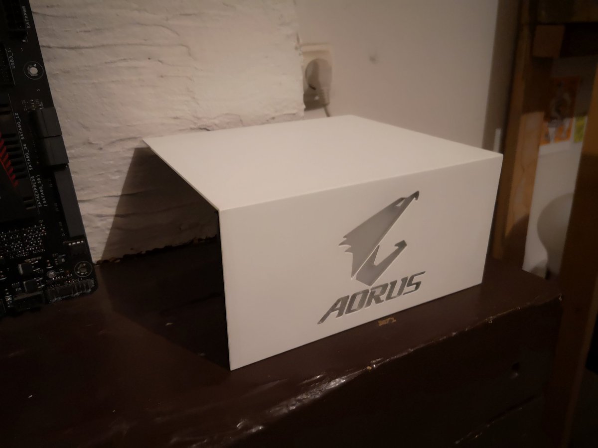 Madmodding1's tweet photo. Aujourd'hui réalisation d'un #psucover #aorus pour le boîtier #thermaltake p3 en aluminium + logo pma et leds #Phanteks + partie encastrable.
#madmodding #modding #pc #design #led #hardware #pccase #pic #photo @AorusOfficial @AORUS_France @AORUS_JP @AORUS_ME #gaming #gamer #geek https://t.co/YMW5TGbWBC