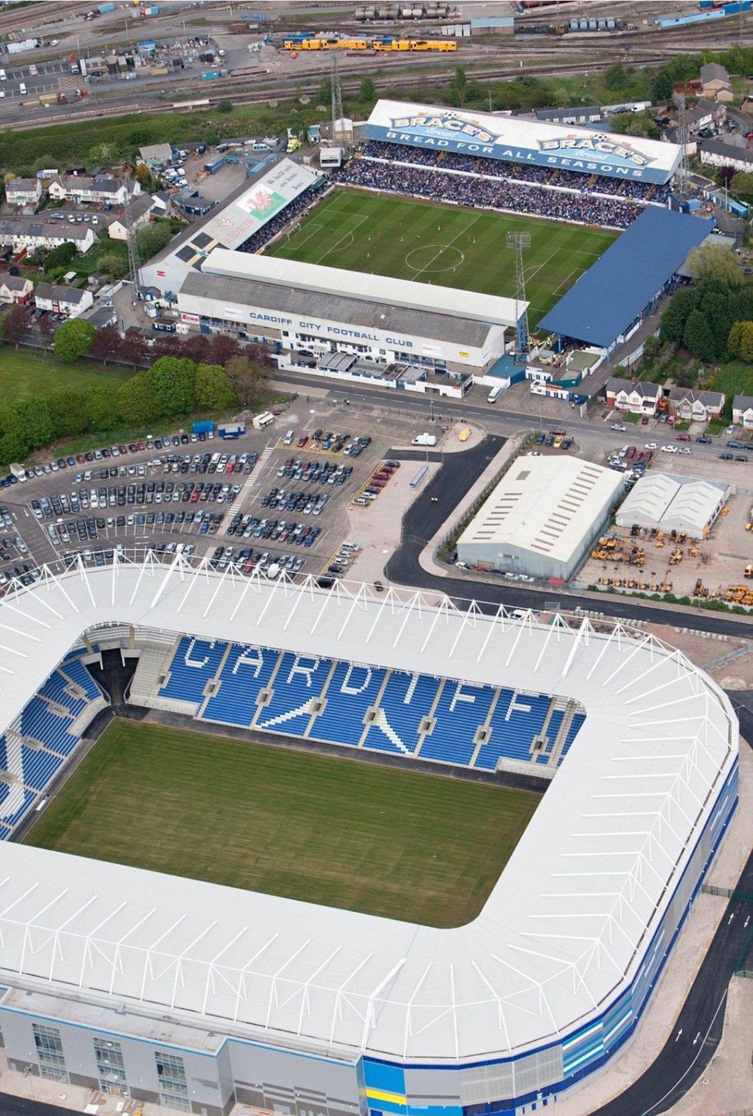 Fans at ninian park hi-res stock photography and images - Alamy