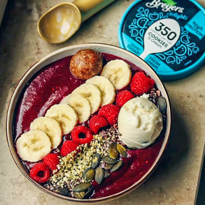 breyersdelights's tweet image. Who needs frozen yoghurt when you can indulge in this fantastic smoothie-bowl topped with ice cream that&apos;s lower in calorie &amp;amp; sugar and #ImpossiblyDelicious? 😋🍦 #BreyersDelights #ImpossiblePossible #FrozenYogurtDay #FoodInspo #SmoothieBowl #Lowcaloriesnack