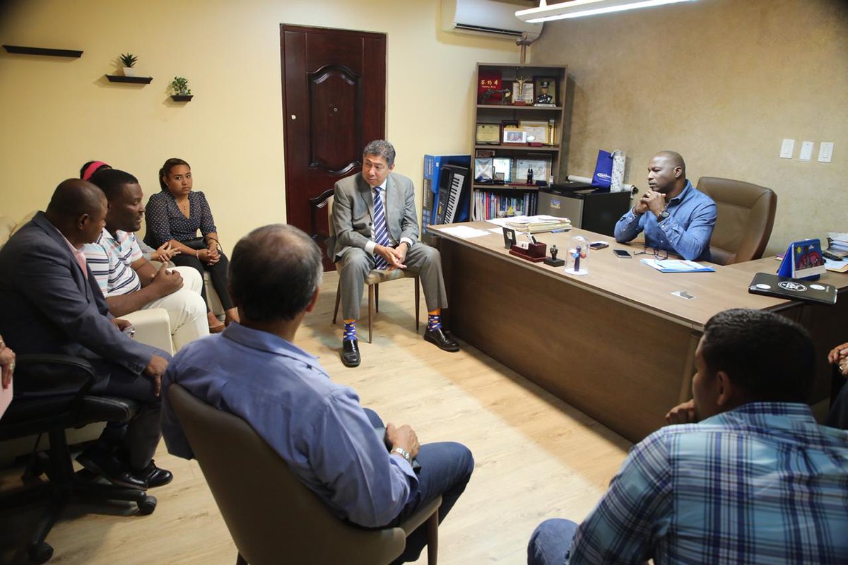 musamicontigo's tweet photo. La Alcaldía de San Miguelito recibió hoy al Decano Martín Candanedo y a Profesores reconocidos de la Universidad Tecnológica. Que levantarán los estudios y planos como parte del proyecto de Titulación de tierras del Municipio.Sus estudiantes son quienes harán el levantamiento. https://t.co/LTXCCx7b5B