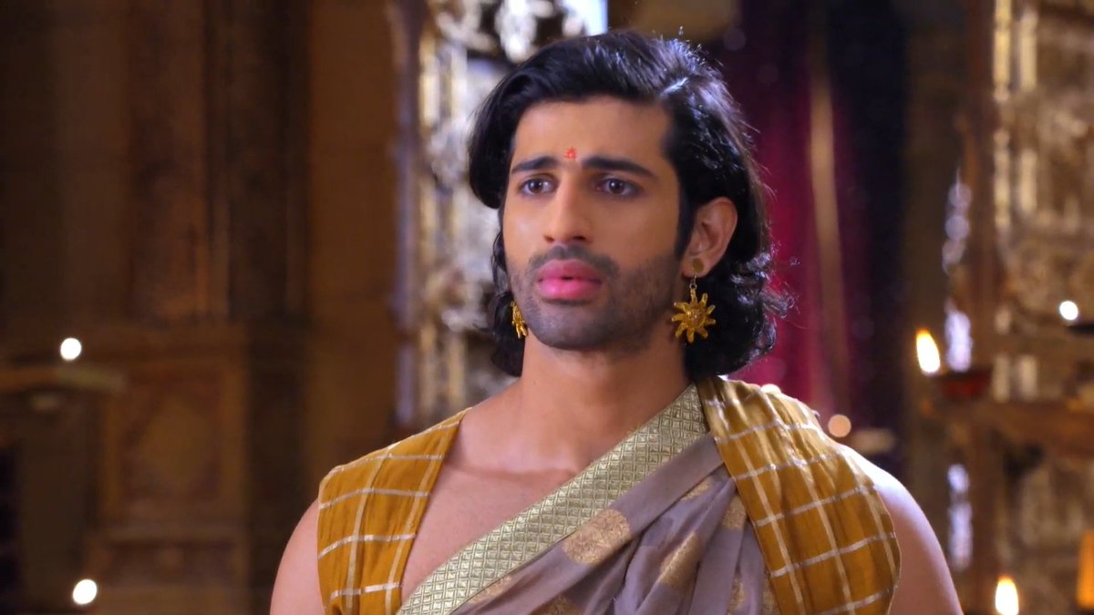 kittukidhun's tweet photo. #KarnSangini Epi78 Moments:
•MasterChef•
~#Karn is lulling K-bai in a false sense of security but couldn't stop himself from treating #Uruvi's burnt hands😏 (🤝scenes🔥)
~#Radhama &amp; #Uruvi are left to wonder about Karn's intentions
@ShashiSumeet
#AashimGulati #TejasswiPrakash https://t.co/U0djWxAYzO