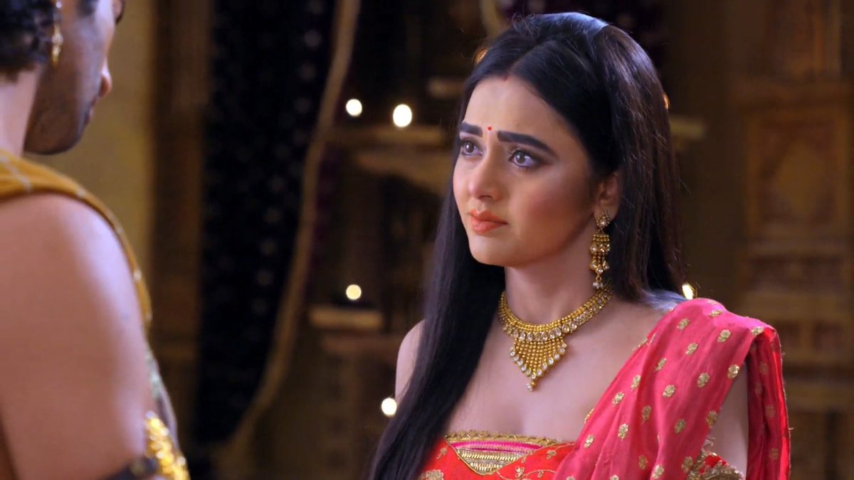 kittukidhun's tweet photo. #KarnSangini Epi78 Moments:
•MasterChef•
~#Karn is lulling K-bai in a false sense of security but couldn't stop himself from treating #Uruvi's burnt hands😏 (🤝scenes🔥)
~#Radhama &amp; #Uruvi are left to wonder about Karn's intentions
@ShashiSumeet
#AashimGulati #TejasswiPrakash https://t.co/U0djWxAYzO