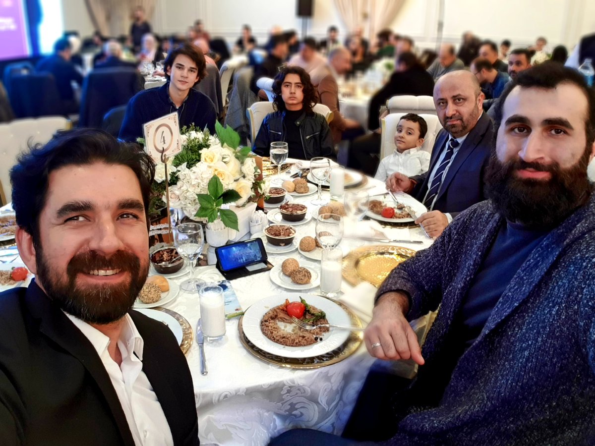 Yaziyor's tweet photo. Mutlu Yuva Derneğinin hayır yemeğindeyiz. Allah rızası için ümmetin kimsesizlerine kimse olabilenlere ne mutlu.  #bizibekleyencokhayatvar https://t.co/PY2ZsnZY2X