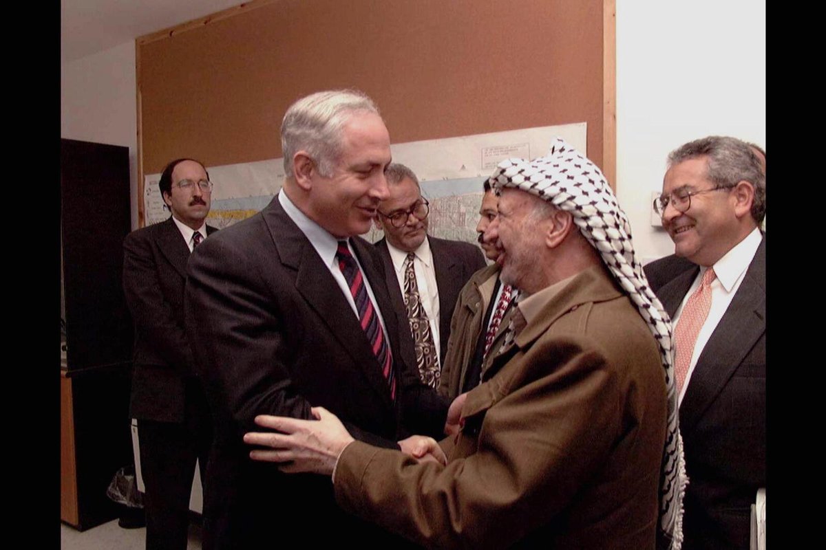 בני גנץ מגיב לדברי נתניהו: "גירשת יהודים. שילמת פרוטקשן לחמאס. זמנך עבר -  אנחנו ממשיכים". אנשי המטה של גנץ צרפו להודעה את תמונתו של נתניהו לוחץ את  ידו של יאסר ערפאת @rom_lior