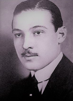 H__F__S__L__'s tweet photo. A 1920 pre fame studio portrait of Rudolph Valentino with a moustache. #BeforeTheyWereFamous #TheTwenties #FilmHistory #Moustaches #ScreenIdols #Hollywood https://t.co/o7avkgDZkK