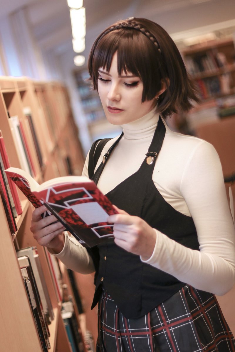 Yumidun's tweet photo. ｓｈｕｊｉｎ  ａｃａｄｅｍｙ。

I've been wanting to shoot Makoto Niijima FOREVER. So was over the moon when queenlovi (@ instagram) wanted to shoot with me 😭

(Also how perfect cover was it on that book? IT WAS ABOUT POLITICS AS WELL! Meant to be✨

#Persona5 #P5 https://t.co/9IcFwwyMkk