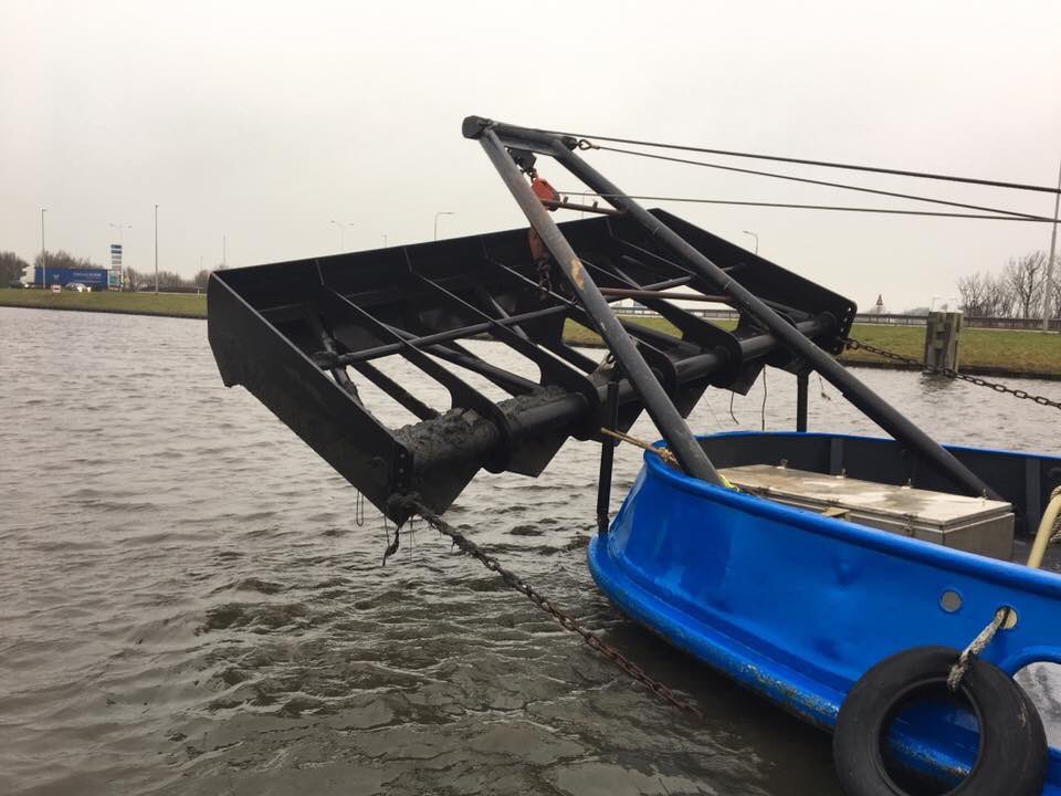 Ger2014G's tweet photo. Vaarwegbodem egalisatie d.m.v. ploegen nabij Burgervlotbrug. @biggrondwater #WaakSaam #Kovanoh https://t.co/vrgGdsKcQv