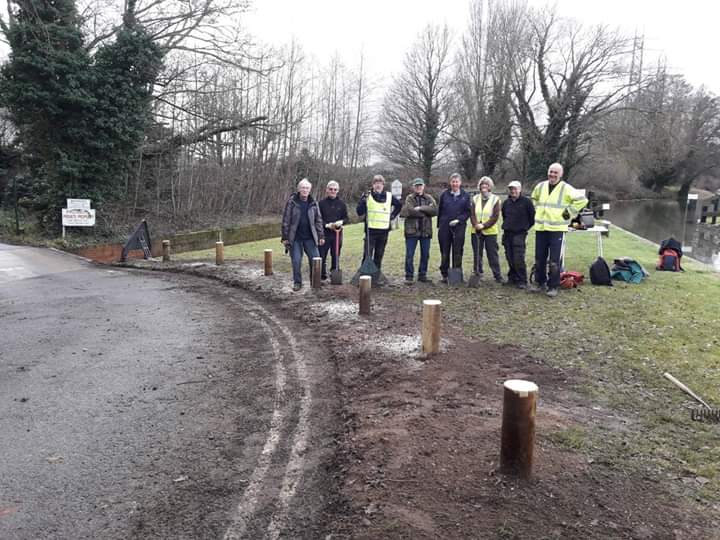 NTRiverWey's tweet photo. New bollards at Town Lock installed by the New Haw volunteer group. Now doesn't that look better. Thanks for your hard work today. Steve - New Haw Lengthsman #riverwey #weynavigation #townlock #weybridge #newhaw https://t.co/NkQ7CzPJEO