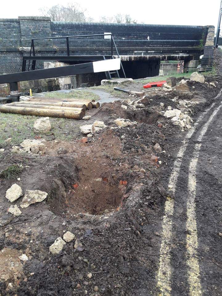 NTRiverWey's tweet photo. New bollards at Town Lock installed by the New Haw volunteer group. Now doesn't that look better. Thanks for your hard work today. Steve - New Haw Lengthsman #riverwey #weynavigation #townlock #weybridge #newhaw https://t.co/NkQ7CzPJEO