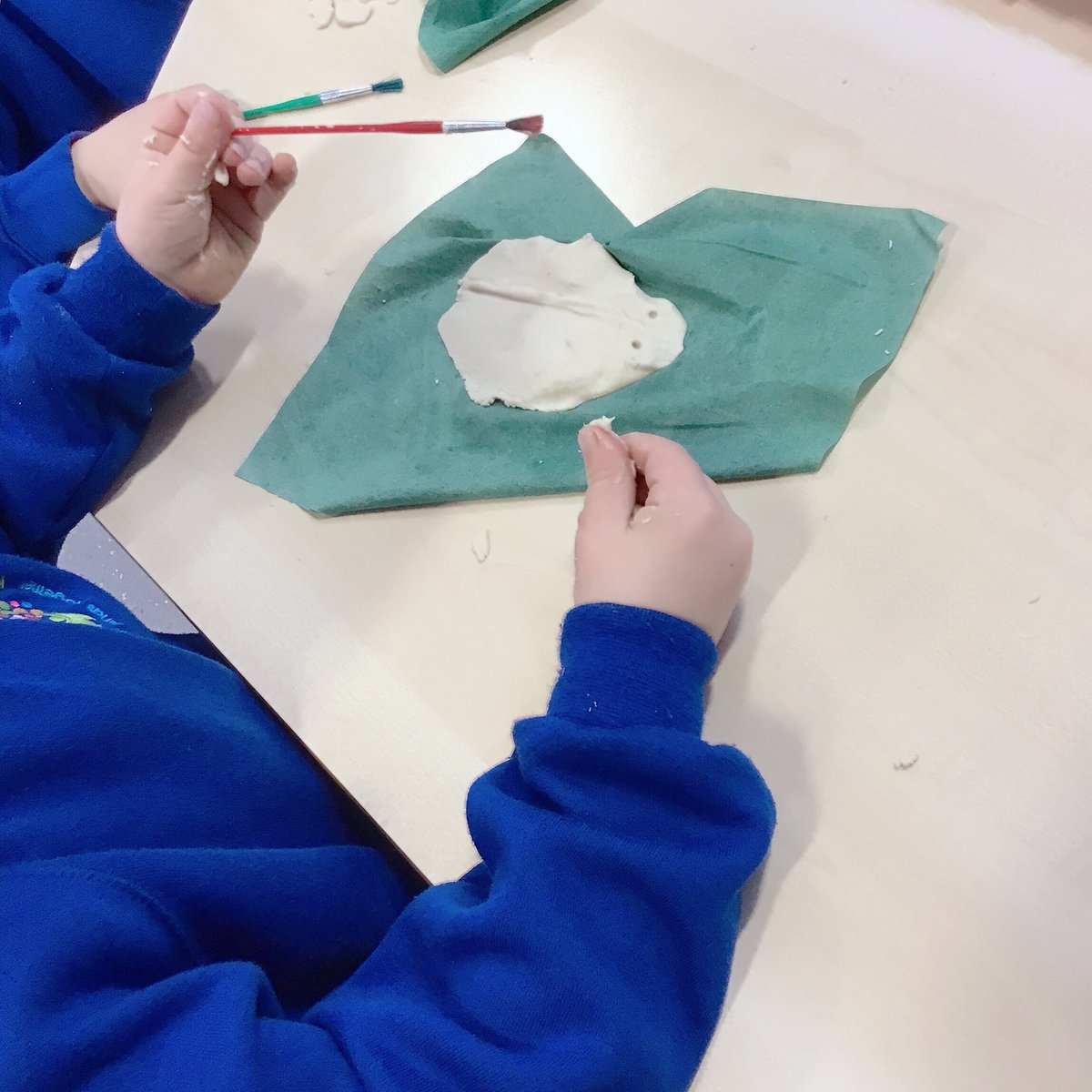 MsJMAndrews's tweet photo. Wouldn’t have thought to use dough for moulding, but it worked really well and the children liked its ‘bread-y smell’! 🐠🐡🥖@dyer_lu88 @Year1_Layton https://t.co/BCjlhnT3d8
