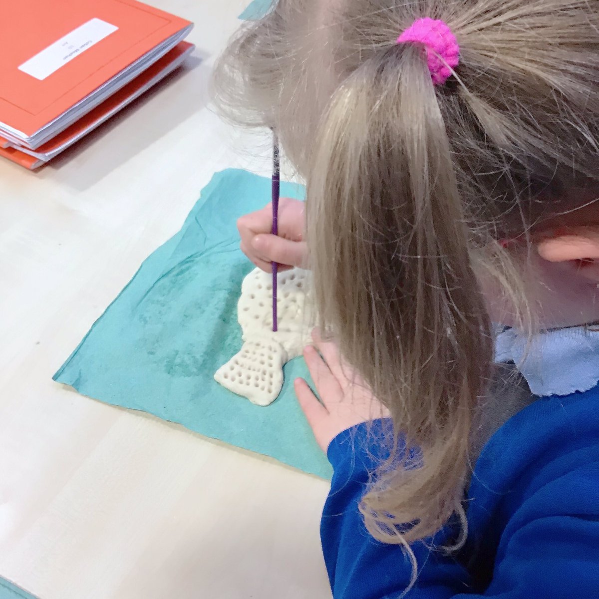 MsJMAndrews's tweet photo. Wouldn’t have thought to use dough for moulding, but it worked really well and the children liked its ‘bread-y smell’! 🐠🐡🥖@dyer_lu88 @Year1_Layton https://t.co/BCjlhnT3d8