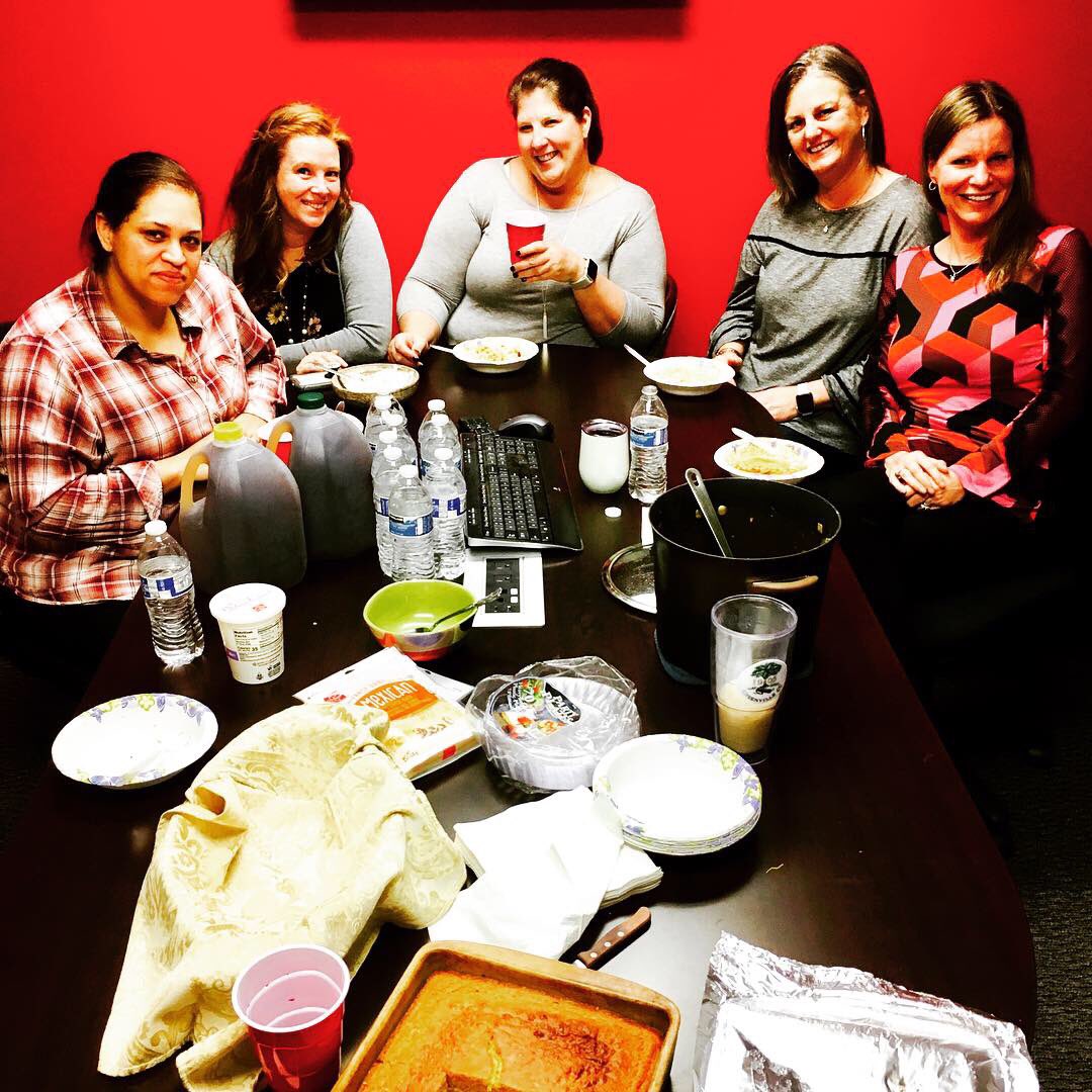 BoundsTeamMTG's tweet photo. Who doesn't like homemade white chicken chili and cornbread!? #BoundsTeam of #PalmettoMortgage provided dinner for the J. Michael Manley Team of #KellerWilliams last night and answered questions for buyers about new loan programs. #GreenvilleSC #RealEstate
https://t.co/TIIMe2DTu1 https://t.co/xTEdu3Gxak