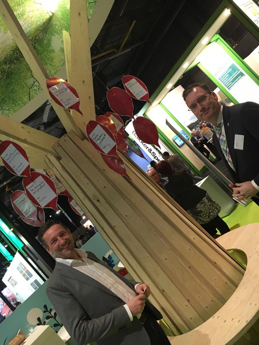 TenCate_Geo_NL's tweet photo. Vandaag weer een goede dag op de @INFRA_EH waar de @ProvOverijssel ook ruimte geeft voor innovatie en ontwikkeling. @TenCate_Geo_NL heeft 2 ballonnen in de boom hangen. https://t.co/zN6sYkPByA