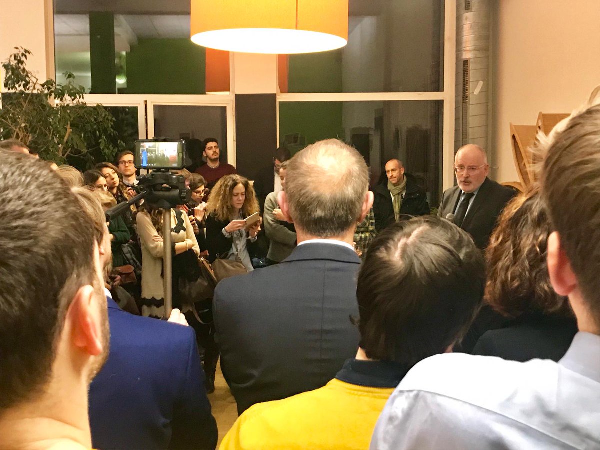 SPDEuropa's tweet photo. "Es ist Zeit
- dem #Genderpaygap ein Ende zu setzen,
- unsere Gesellschaften #nachhaltig zu gestalten,
- konkrete Pläne für #Europa vorzulegen."
#AskFrans ist ein großartiges Veranstaltungsformat. @TimmermansEU größte Stärke: er ist nah bei den Menschen. Ein echter Europäer! https://t.co/rr7lRT8uf3