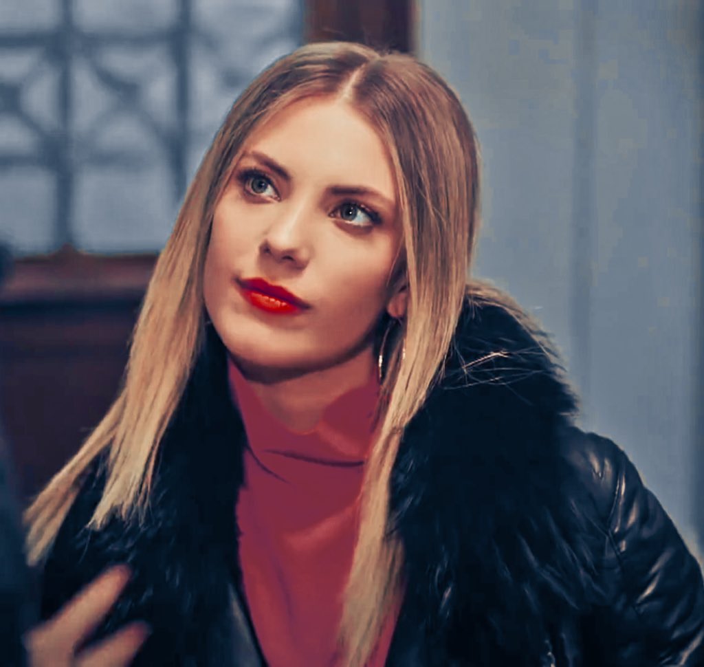 itsedaece's tweet photo. Güzellik seni tarif etmekten utandı 😔❤️❤️❤️❤️
#edaece #yasakelma #التفاح_الممنوع @edaeceu https://t.co/5cUiNkFgOG