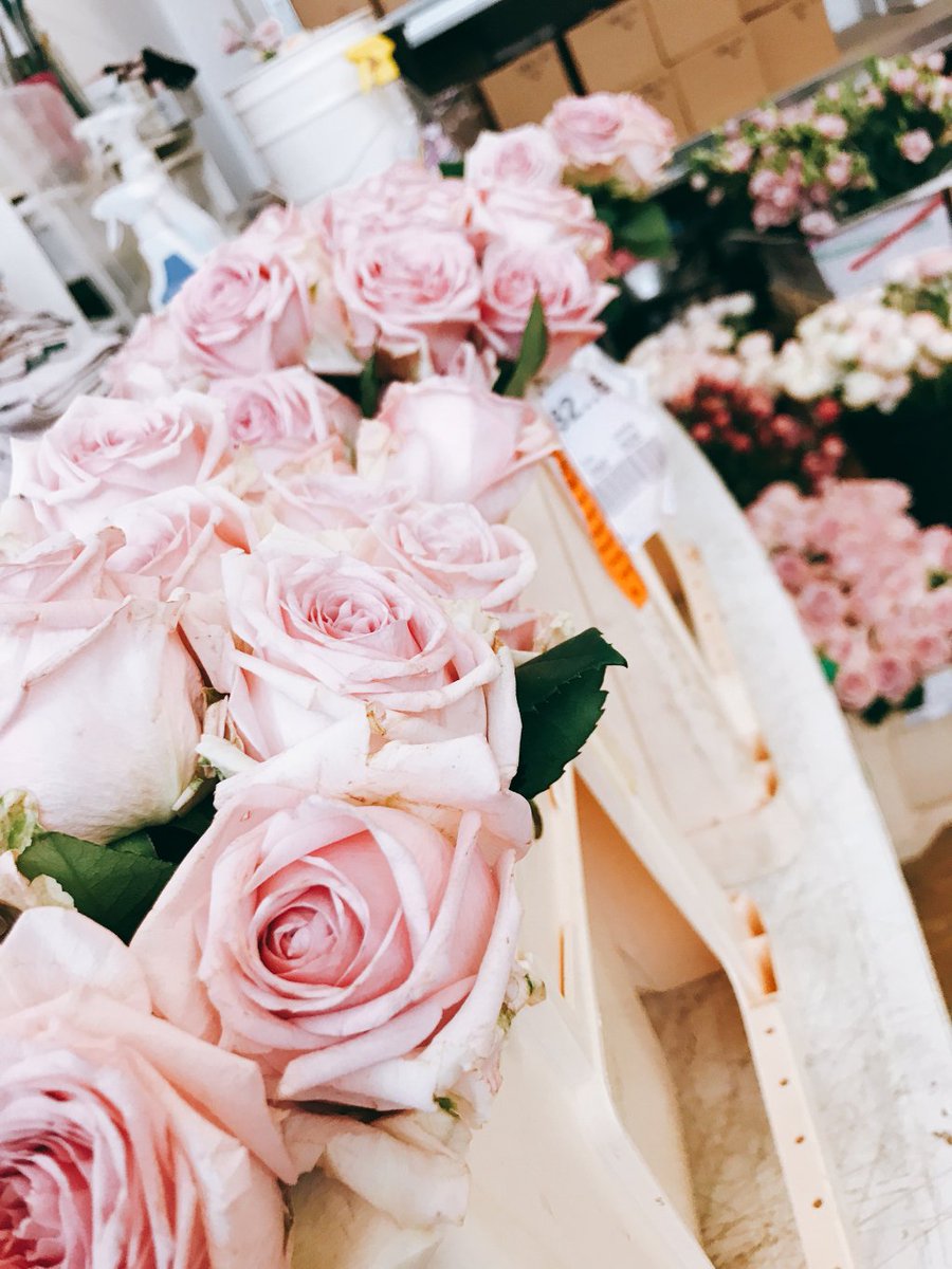[ BACKSTAGE WEDDING ] #nextwedding #9febbraio 
💬 I fiori sono arrivati e sono stupendi! Come verranno trasformati in splendide composizioni, nel #laboratorioflorealedab dalla nostra #florist Francesca? #staytuned #fineartflowers
