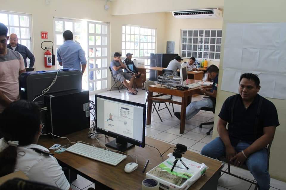 SPyTSolidaridad's tweet photo. Con el fin de acercar a los habitantes de la Delegación de Puerto Aventuras los servicios y trámites de la Dirección General #SPTMS este día se instaló un módulo para trámite de licencias de conducir.

#AyuntamientoDeSolidaridad
#SeguridadPúblicaMunicipal https://t.co/9JLCmUjh8Y