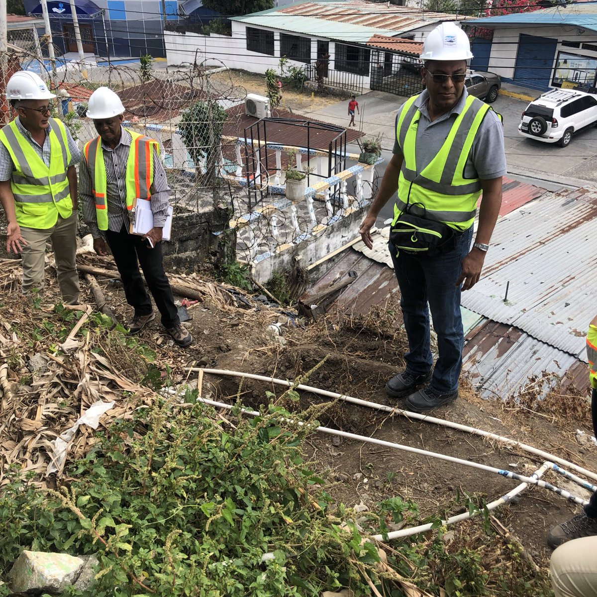 saneamiento_pma's tweet photo. Equipo de @saneamientopma realiza inspección y atención a queja en el Sector de #Tinajitas #SanIsidro proyecto correspondiente a la 3era etapa de redes de alcantarillado sanitario en #SanMiguelito https://t.co/tVsQBeIOoC