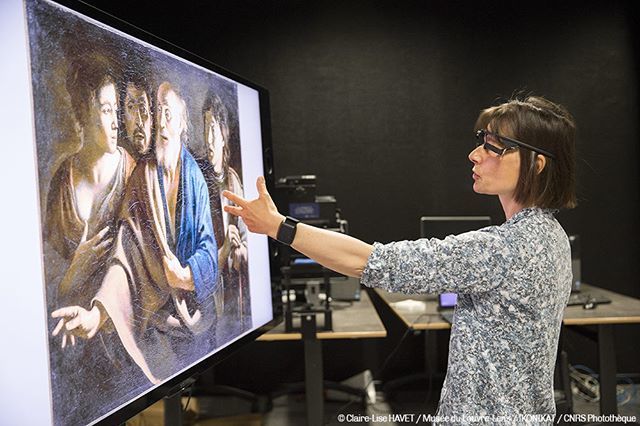 CNRS's tweet image. #WomenInScience (11 fév.) | Sur quels éléments se focalise-t-on quand on regarde un tableau ? Voici Laurence Delbarre, #ingénieure au laboratoire #SCALab, en train de tester le système oculométrique (#eyetracking) Pupil Labs devant l’œuvre de Mathieu Le … bit.ly/2HTBfoo