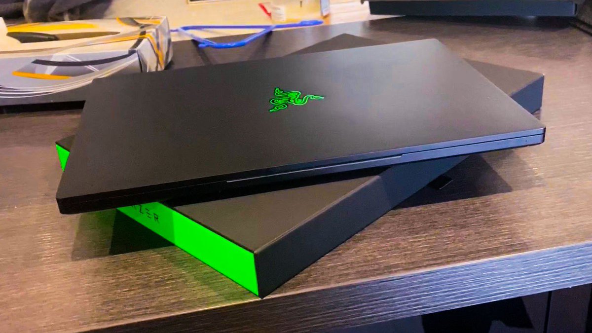 In today’s vlog <a href="/Razer/">R Λ Z Ξ R</a> sent over the brand new 2019 RTX 2070 Laptop! Check it out! 🤤

youtube.com/watch?v=eMlR5k…

🚨 RT if we should force the <a href="/minliangtan/">Min-Liang Tan</a> the CEO of <a href="/Razer/">R Λ Z Ξ R</a> to let us give away a laptop to one of you lot!!! 🐍