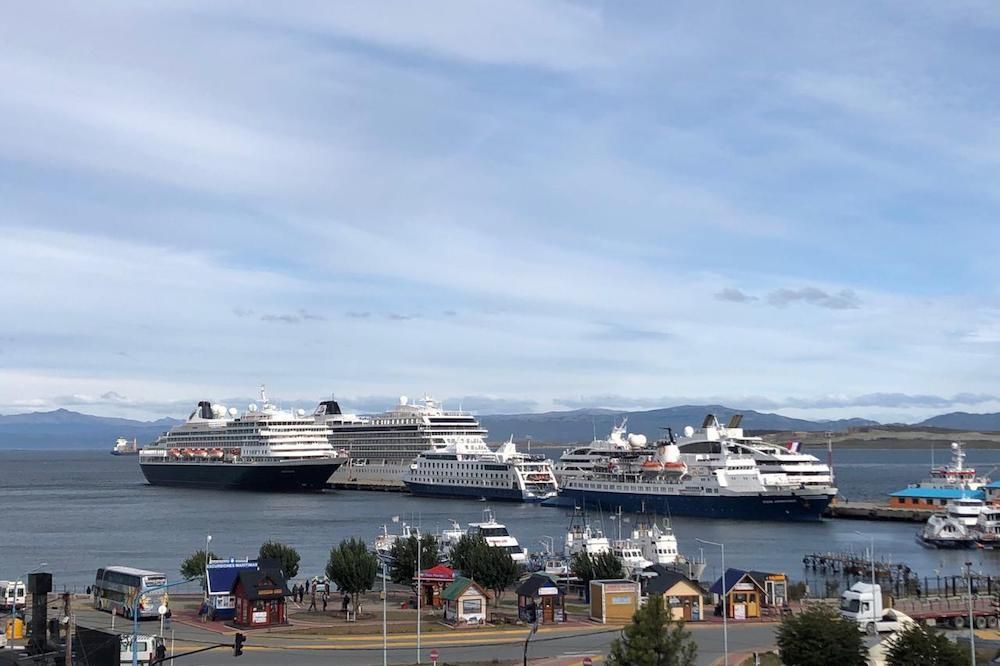 InvertirTDF's tweet photo. GRAN CONCURRENCIA DE CRUCEROS

Ushuaia recibió en su puerto 250 recaladas en lo que va de la temporada. El fin de semana pasada arribó el Viking Sun, con más de 800 pasajeros. Esta embarcación visitará la isla 7 veces al año hasta 2021.

#InvertirTDF

@GobiernoTDF @RosanaBertone https://t.co/pDvolfF5Jt