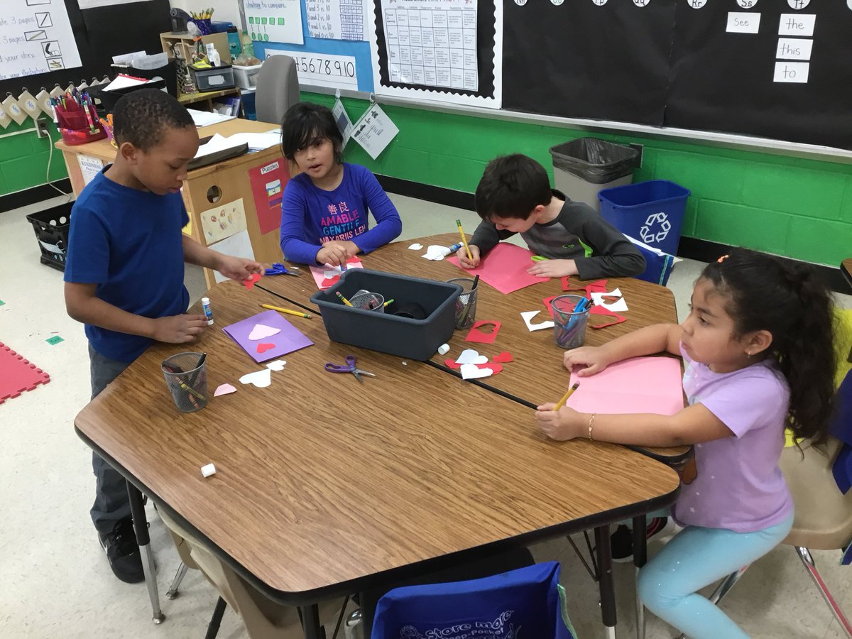 edlopezEES's tweet photo. Today in kindergarten art we made Valentine’s Day Cards. We are sending them to the local hospital to cheer up sick kids. 💕 #EESLeadAndLearn #ValentinesDay #cards https://t.co/2Vj1ODFQA1