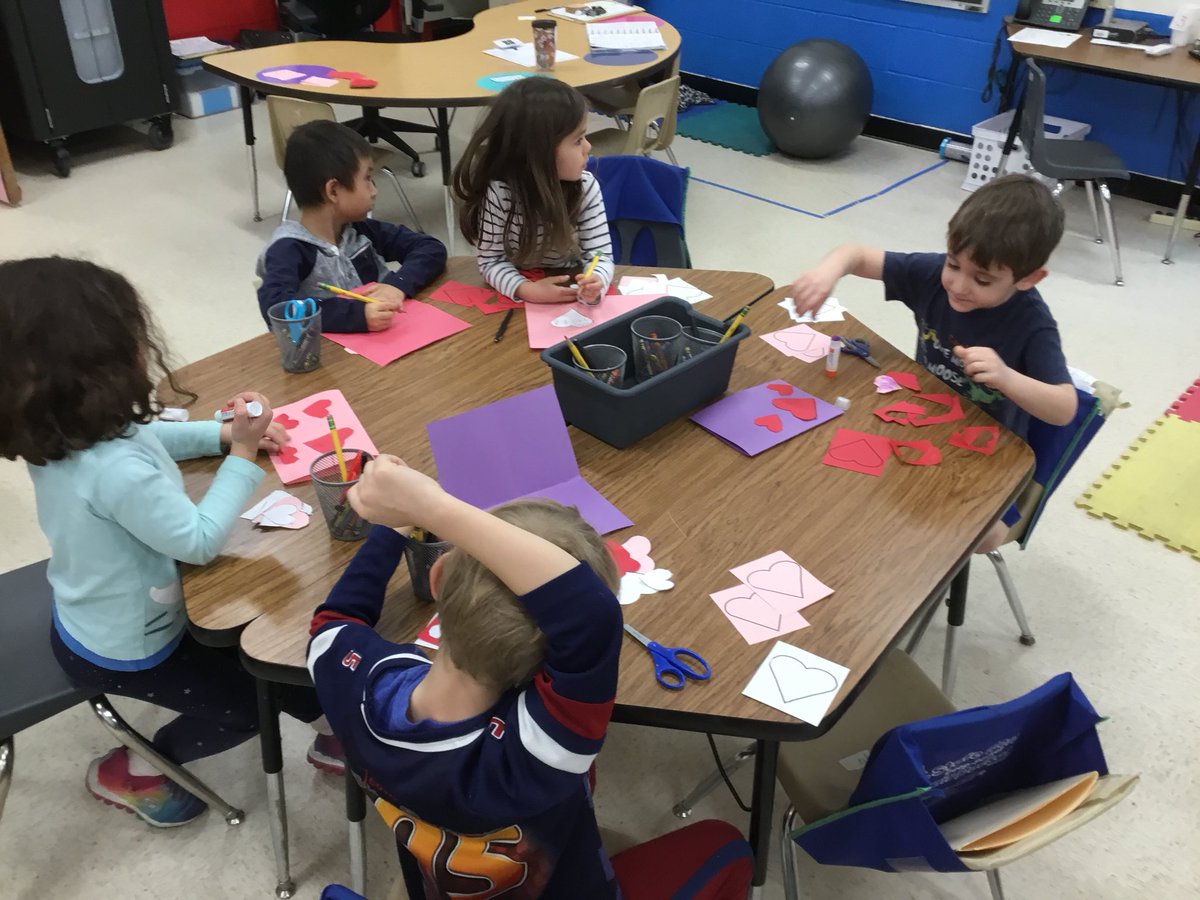 edlopezEES's tweet photo. Today in kindergarten art we made Valentine’s Day Cards. We are sending them to the local hospital to cheer up sick kids. 💕 #EESLeadAndLearn #ValentinesDay #cards https://t.co/2Vj1ODFQA1